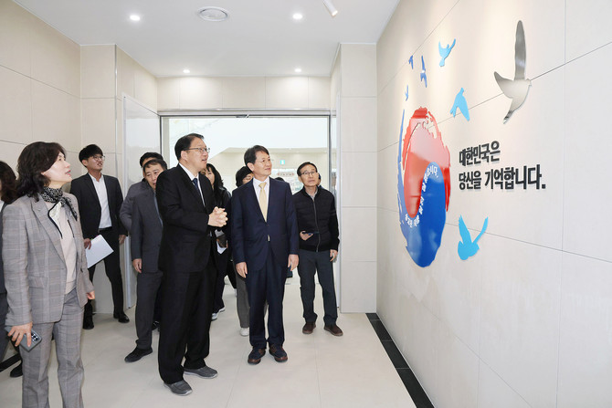 장금용 창원시장 권한대행이 지난 3월20일 개관을 앞둔 '창원시립상복공원 제3봉안당'을 방문해 개관 준비 상황을 최종 점검하고 있다. ⓒ 창원시