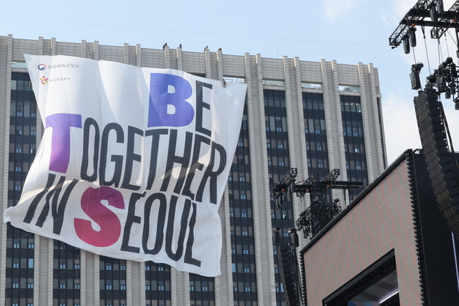 그룹 방탄소년단(BTS)의 광화문 공연을 앞둔 20일 공연장 부근 정부서울청사에서 관계자들이 대형 현수막을 설치하고 있다. ⓒ 연합뉴스