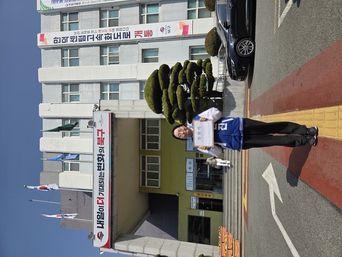 북구국민체육센터 셔틀버스와 관련해 구민 민원서를 접수하러 북구청에 방문한 박원진 예비후보. ⓒ 더불어민주당 부산북구을지역위원회