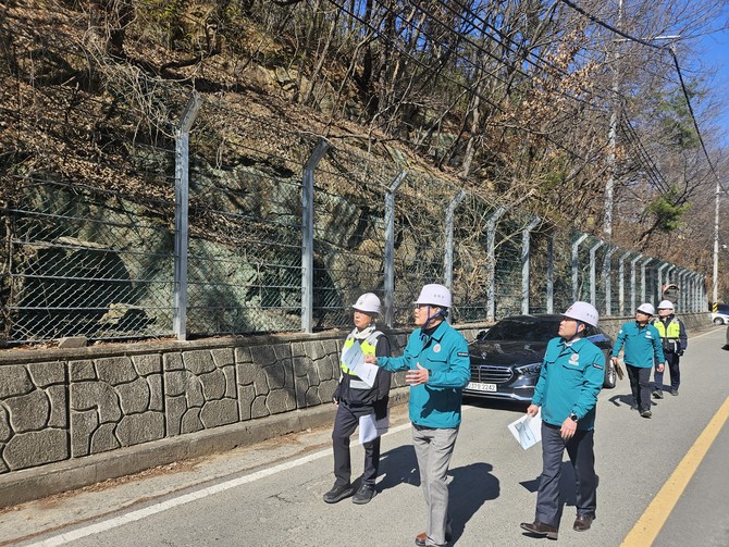 합천군이 해빙기를 맞아 급경사지 붕괴사고 예방을 위해 관내 급경사지에 대한 현장 안전점검을 실시하고 있다. ⓒ 합천군