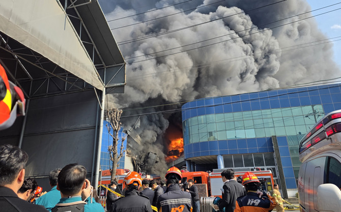 대전 대덕구의 자동차 공장에서 불이나 다수의 인명 피해가 발생할 것으로 우려되고 있다. ⓒ 연합뉴스