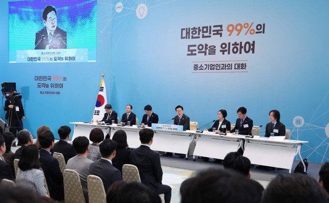 이 대통령은 20일 청와대에서 업종·지역별 중소기업 대표와 임직원, 업계 전문가 등 총 171명과 함께 '중소기업인과 대화' 간담회를 주재했다. ⓒ 연합뉴스