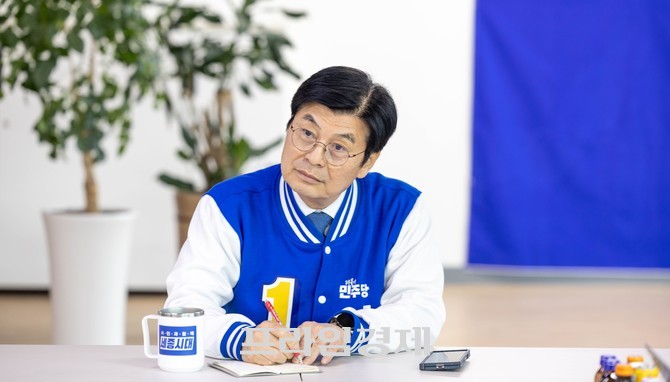 이춘희 예비후보가 지난 19일 세종시 한누리대로 선거사무소에서 사단법인 전국지역신문협회 세종협의회와 가진 인터뷰를 진행하고 있다. ⓒ 프라임경제