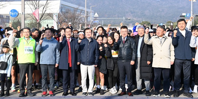 '2026 내포마라톤대회'를 개최 후 기념촬영을 하고 있다. ⓒ 충남도