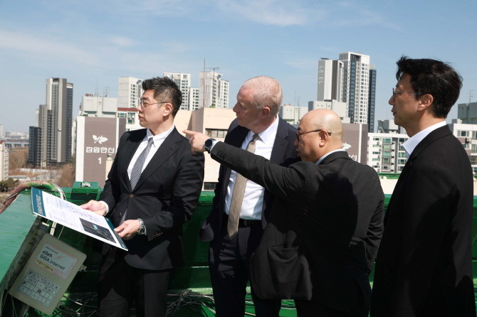 삼성물산과 스캇 사버 SMDP CEO가 지난 19일 신반포 19·25차 재건축 사업지에서 현장 점검을 하고 있다. Ⓒ 삼성물산