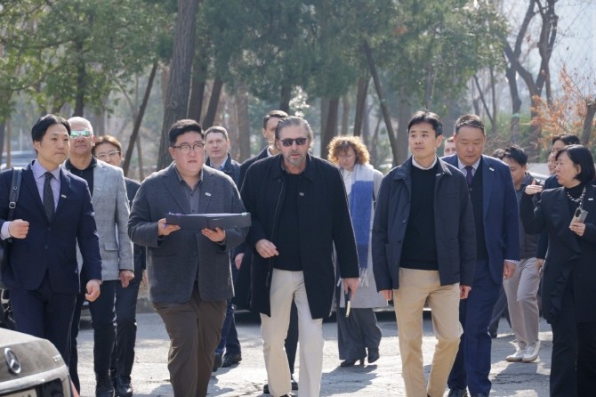 브렛 위긴스 아르카디스 부사장(가운데)과 DL이앤씨 임직원 등이 설계안을 최종 점검하기 위해 압구정5구역을 찾아 현장 지형과 한강과의 연계성, 주변 인프라 등을 직접 확인하고 있다. Ⓒ DL이앤씨