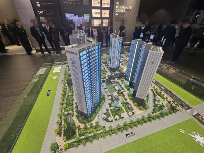 호반써밋 시흥거모 B1블록 견본주택 내 설치된 단지 모형. = 전훈식 기자