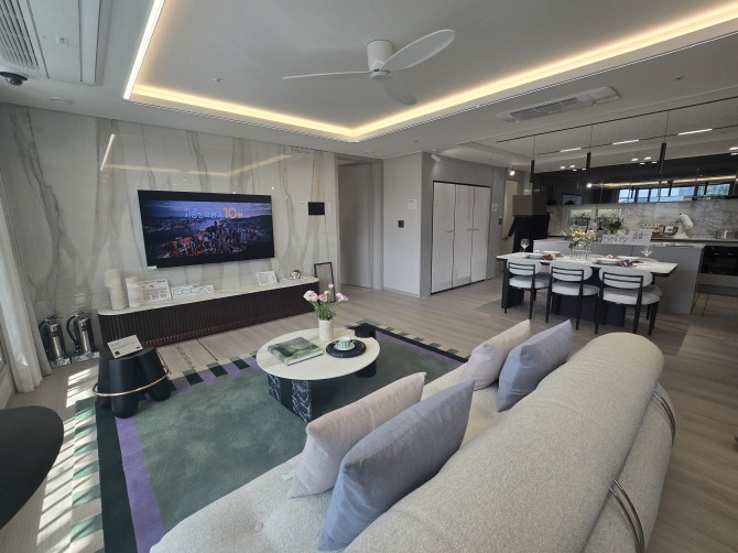  호반써밋 시흥거모 B1블록 견본주택 내 마련된 84㎡A 타입 거실 . = 전훈식 기자