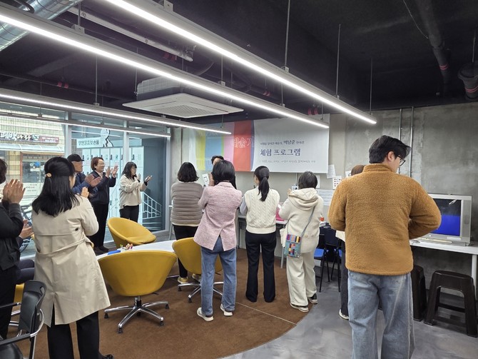 남해군이 남해읍 창생플랫폼에서 개최 중인 '시대를 앞서간 예술가, 백남준 판화전'을 개최하고 있다. ⓒ 남해군