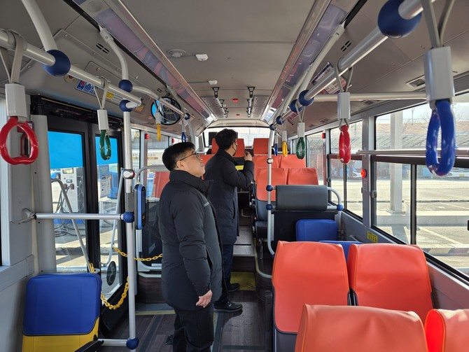 창원시가 시내버스의 사고 예방과 대중교통 이용 시민의 안전을 위해 한국교통안전공단과 합동으로 시내(마을)버스 운수업체 교통수단 합동 안전점검을 실시하고 있다. ⓒ 창원시