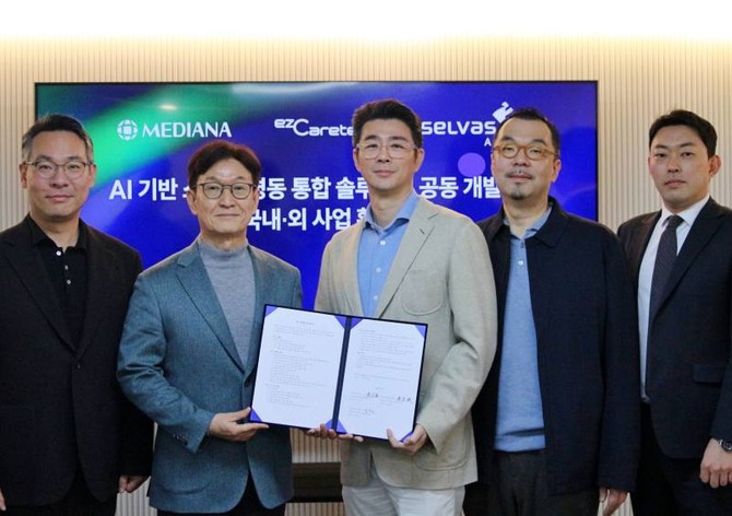 (좌측부터) 최형우 이지케어텍 전무, 홍우선 이지케어텍 대표이사, 곽민철 셀바스AI & 메디아나 대표이사, 윤승현 셀바스AI & 메디아나 사장, 박현철 셀바스AI 박현철. ⓒ 셀바스AI