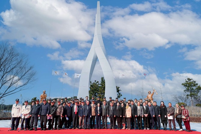 지난 20일 마서면 당선리 일원에서 서천군 보훈공원 준공식을 개최 후 기념촬영을 하고 있다. ⓒ 서천군