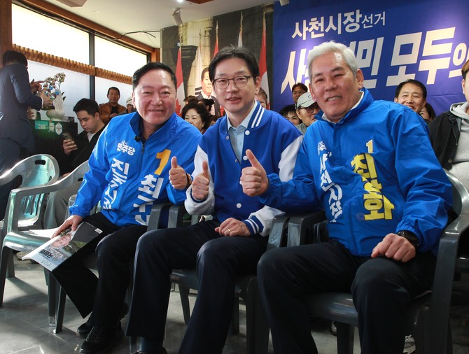 최구식, 김경수 경남도지사 후보가 최상화 선거사무소 개소식에 함께하고 있다. ⓒ 프라임경제