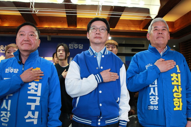 왼쪽부터 최구식 진주시장 후보, 김경수 경남도지사 후보, 최상화 사천시장 예비후보. ⓒ 프라임경제