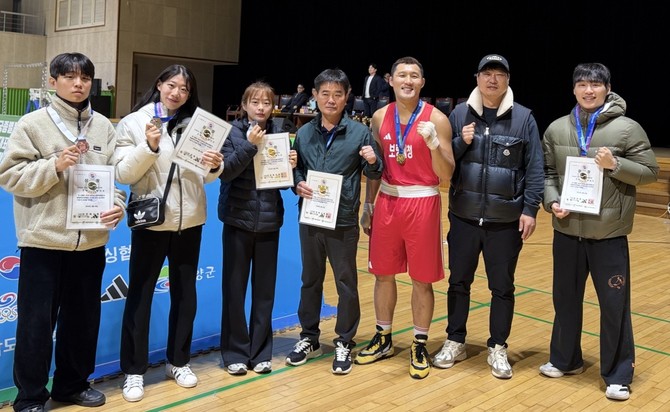 강태성 선수, 김민진 선수, 문가연 선수, 정해만 감독, 김동회 선수, 이경호 코치, 고승민 선수. ⓒ 보령시