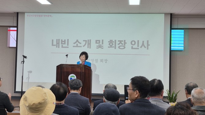 박영점 회장이 '천마문학' 발간 기념 '시와 음악의 콘서트' 행사장에서 인사말을 하고 있다. = 강달수 기자