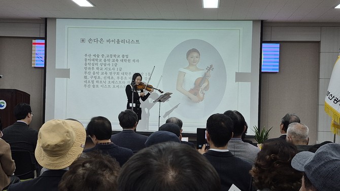 손다은 바이올리니스트가 '시와 음악의 콘서트' 행사장에서 축하공연을 하고 있다. = 강달수 기자