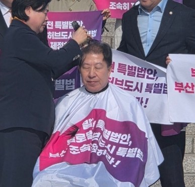 박형준 부산시장은 23일 국회의사당에서 '부산 글로벌허브도시특별법' 처리를 촉구하며 삭발을 하고 있다. ⓒ 프라임경제