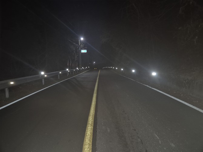 통영시가 관내 읍·면 일주 도로의 야간 교통사고 위험을 줄이고 안전한 운행 환경을 조성하기 위해 추진한 '시선유도시설 설치 시범사업'을 완료한 사진. ⓒ 통영시