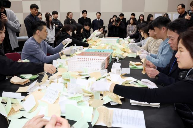 오는 6월 3일 치러지는 제9회 전국동시지방선거를 앞두고 광주시선거관리위원회 관계자들이 지난달 25일 광주 서구 김대중컨벤션센터에서 모의 개표를 하고 있다. ⓒ 연합뉴스