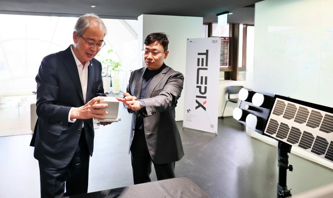 임종룡 우리금융지주 회장은 23일 첫 공식 일정으로 우주 AI 솔루션 스타트업인 텔레픽스를 방문해 맞춤형 지원을 약속했다. © 우리금융지주