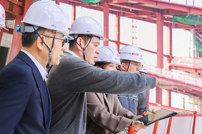 정용진 신세계그룹 회장(왼쪽 두 번째)이 지난 23일 스타필드 청라 건설 현장 곳곳을 둘러보는 모습. ⓒ 신세계그룹