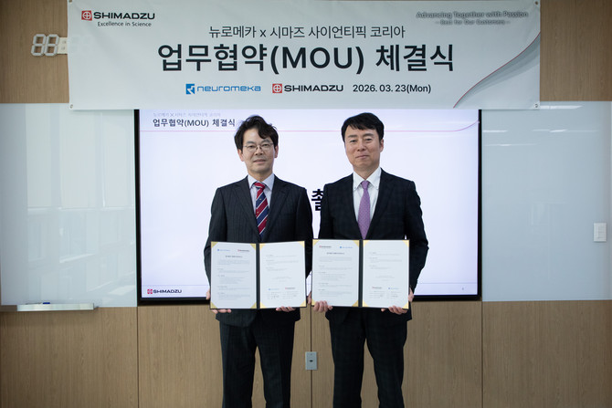 박종훈 뉴로메카 대표(왼쪽)과 야마다 타케시 시마즈 사이언티픽 코리아 대표이사가 업무협약을 체결하고 기념 촬영을 하고 있다. ⓒ 뉴로메카