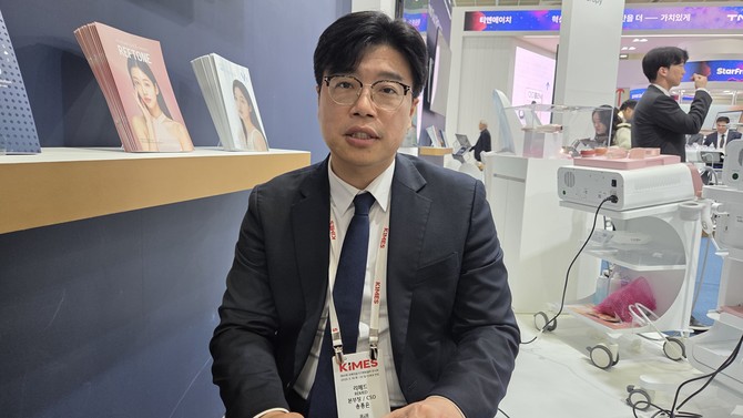 송종은 리메드 영업본부장이 지난 22일 코엑스 'KIMES 2026' 현장에서 본지와 인터뷰를 진행 중인 모습. = 박기훈 기자