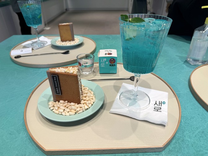 새로술상은 새로 칵테일과 '카페 아우프글렛' 협업 디저트, 새로잔 굿즈로 구성돼 있다. = 이인영 기자