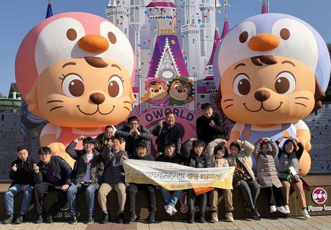 지난 21일 대전 오월드를 방문해 봄나들이 기념촬영을 하고 있다. ⓒ 홍성군