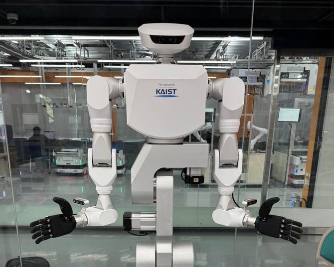 지난 23일 시연한 티로보틱스의 자체개발 산업용 휴머노이드 '티알웍스(TR-WORKS)'. ⓒ 티로보틱스