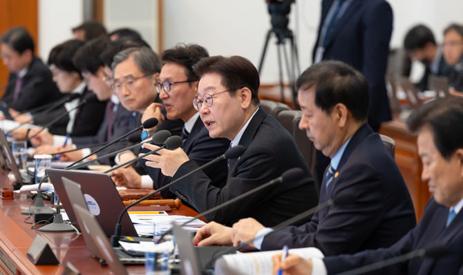 이 대통령은 24일 주재한 국무회의에서 중동 상황과 관련한 추경을 꼼꼼하고 세심하게 편성할 것을 주문했다. ⓒ 청와대