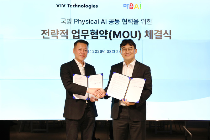 (오른쪽부터) 유태준 마음AI 대표이사와 김세규 비브테크놀로지스 대표이사가 MOU 체결 후 기념촬영을 하고 있다. ⓒ 마음AI