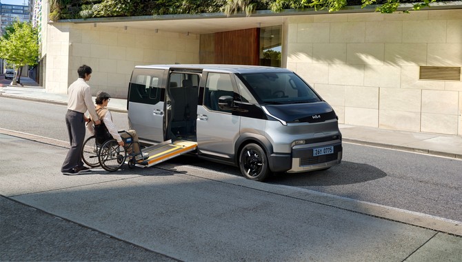 PV5 WAV에 교통약자가 탑승하는 모습. ⓒ 기아