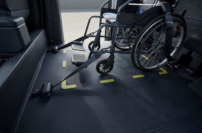 PV5 WAV 내부에 휠체어가 고정된 모습. ⓒ 기아