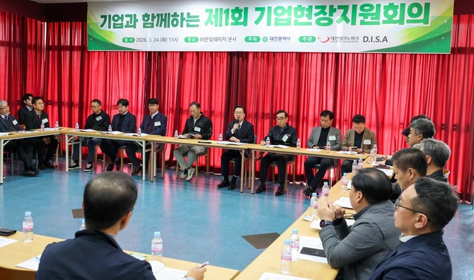 이장우 시장이 24일 유성구 전민동에 위치한 한빛레이저를 방문해 생산 현장을 시찰 후 간담회를 개최하고 있다. ⓒ 대전시