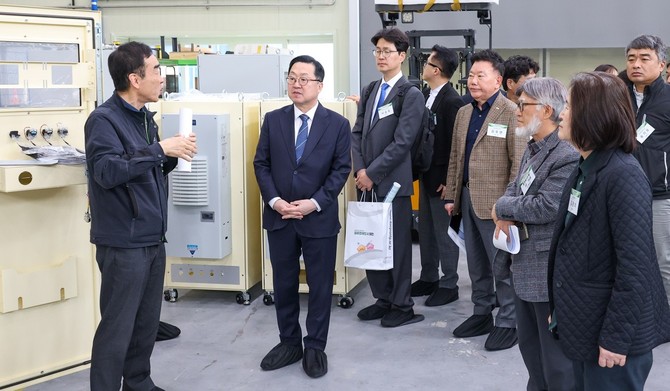 이장우 시장이 24일 유성구 전민동에 위치한 한빛레이저를 방문해 생산 현장을 시찰하고 있다. ⓒ 대전시