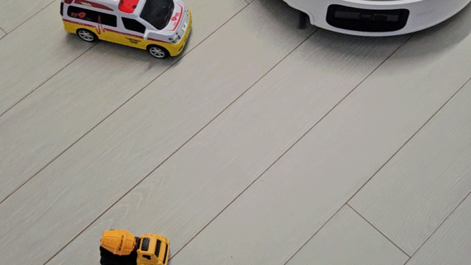 장난감을 피해가며 청소하는 로보락 S10 맥스V 울트라의 모습. = 박지혜 기자