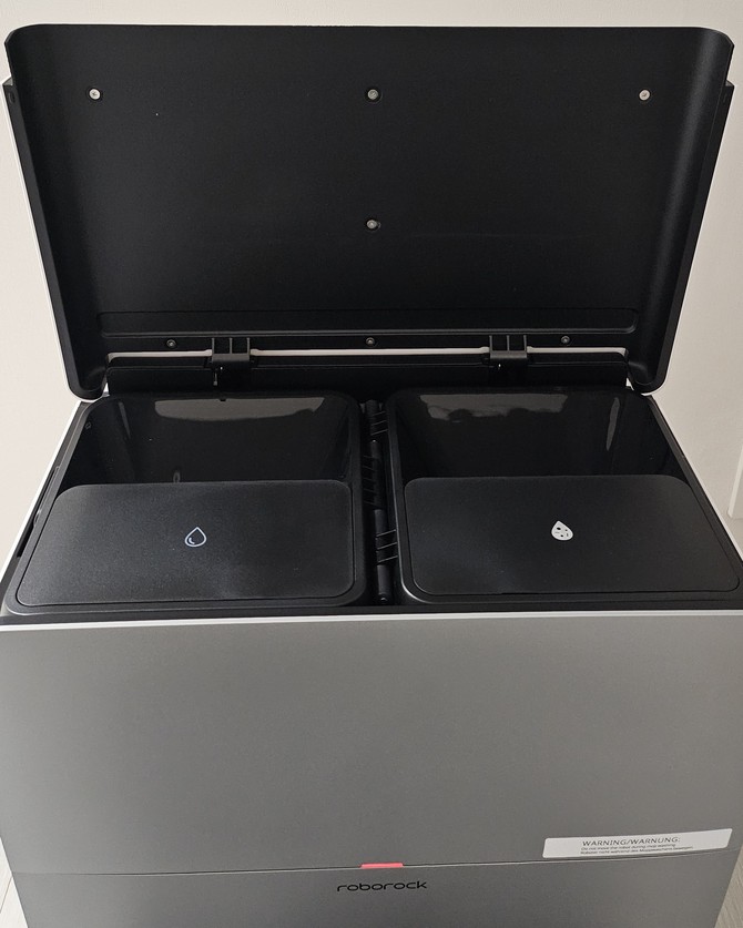 도크 위를 열면 정수통과 오수통이 있다. = 박지혜 기자