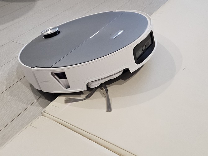 로보락 S10 맥스V 울트라가 아기 매트를 넘어가고 있는 모습. = 박지혜 기자