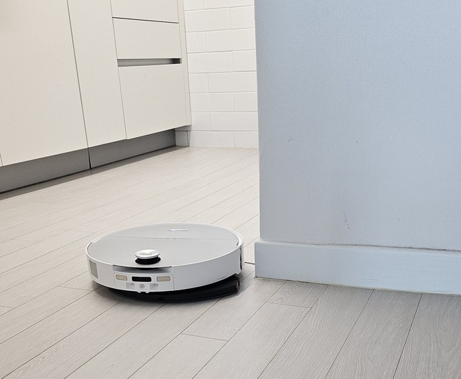 로보락 S10 맥스V 울트라는 코너나 가구 하부도 말끔히 청소했다. = 박지혜 기자