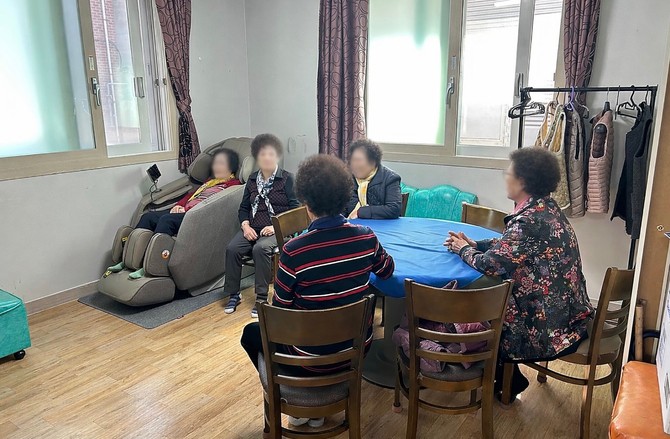 통영시가 경로당 이용 어르신들의 불편을 해소하고 건전한 여가활동을 위해 지원한 안마 의자를 어른신들이 사용하고 있는 사진. ⓒ 통영시