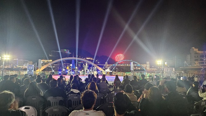 통영시가 강구안 문화마당에서 시민과 관광객이 함께 즐길 수 있는 문화예술 공연인 '2026년 토요정기공연(레드카펫 위의 선율)'을 개최하고 있다. ⓒ 통영시