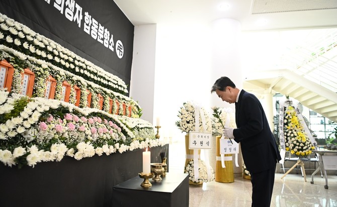 김태흠 지사가 24일 대전시청에 마련된 합동분향소를 방문해 헌화와 묵념을 하고 있다. ⓒ 충남도