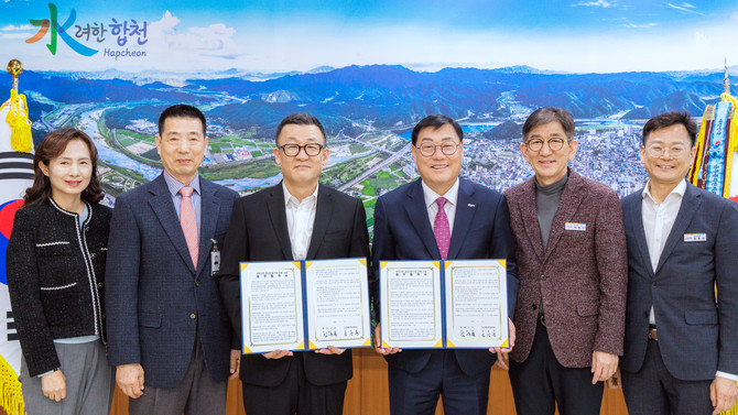 합천군이 군수실에서 삼성합천병원과 '취약지역 응급의료기관 운영비 지원 사업' 업무협약을 체결하고 기념촬영을 하고 있다. ⓒ 합천군