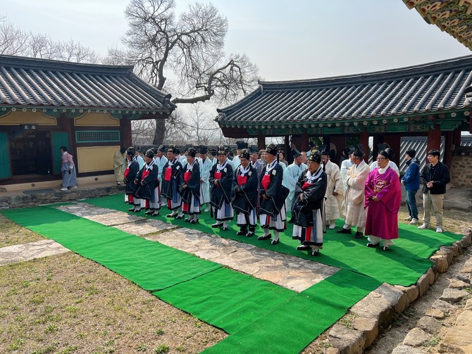 합천군이 향교 대성전에서 춘향제를 봉행하고 있는 사진. ⓒ 합천군