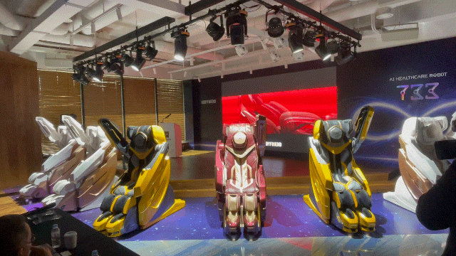 '733'이 팔·다리 교차 스트레칭 기능을 시연하는 모습. = 박선린 기자