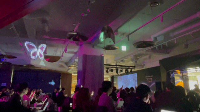 바디프랜드 창립일의 의미를 담아 공개된 신제품과 함께, 도약과 변화를 상징하는 나비 형상의 로봇 퍼포먼스가 현장에서 펼쳐지고 있다. = 박선린 기자