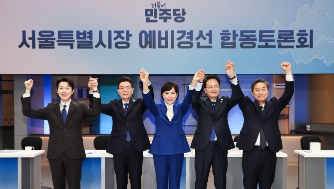 지난 20일 서울 마포구 JTBC에서 열린 더불어민주당 서울시장 예비경선 합동토론회에서 예비후보들이 기념 촬영하고 있다. (왼쪽부터)김형남, 정원오, 전현희, 박주민, 김영배 예비후보. ⓒ 연합뉴스