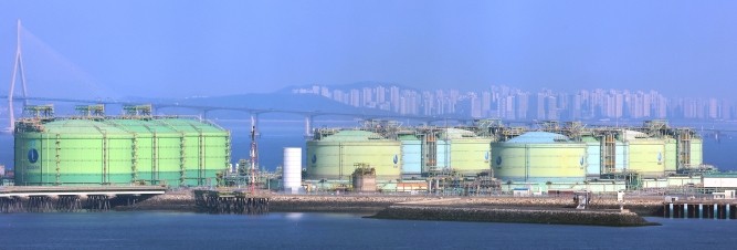 국내 최대 규모의 액화천연가스(LNG) 저장능력을 갖추고 있는 인천 연수구 송도 한국가스공사 인천생산기지 내 LNG 저장탱크 모습. ⓒ 연합뉴스